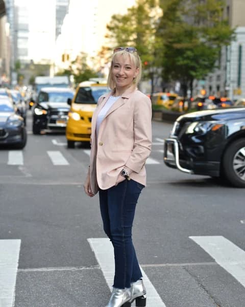 Елена за работой